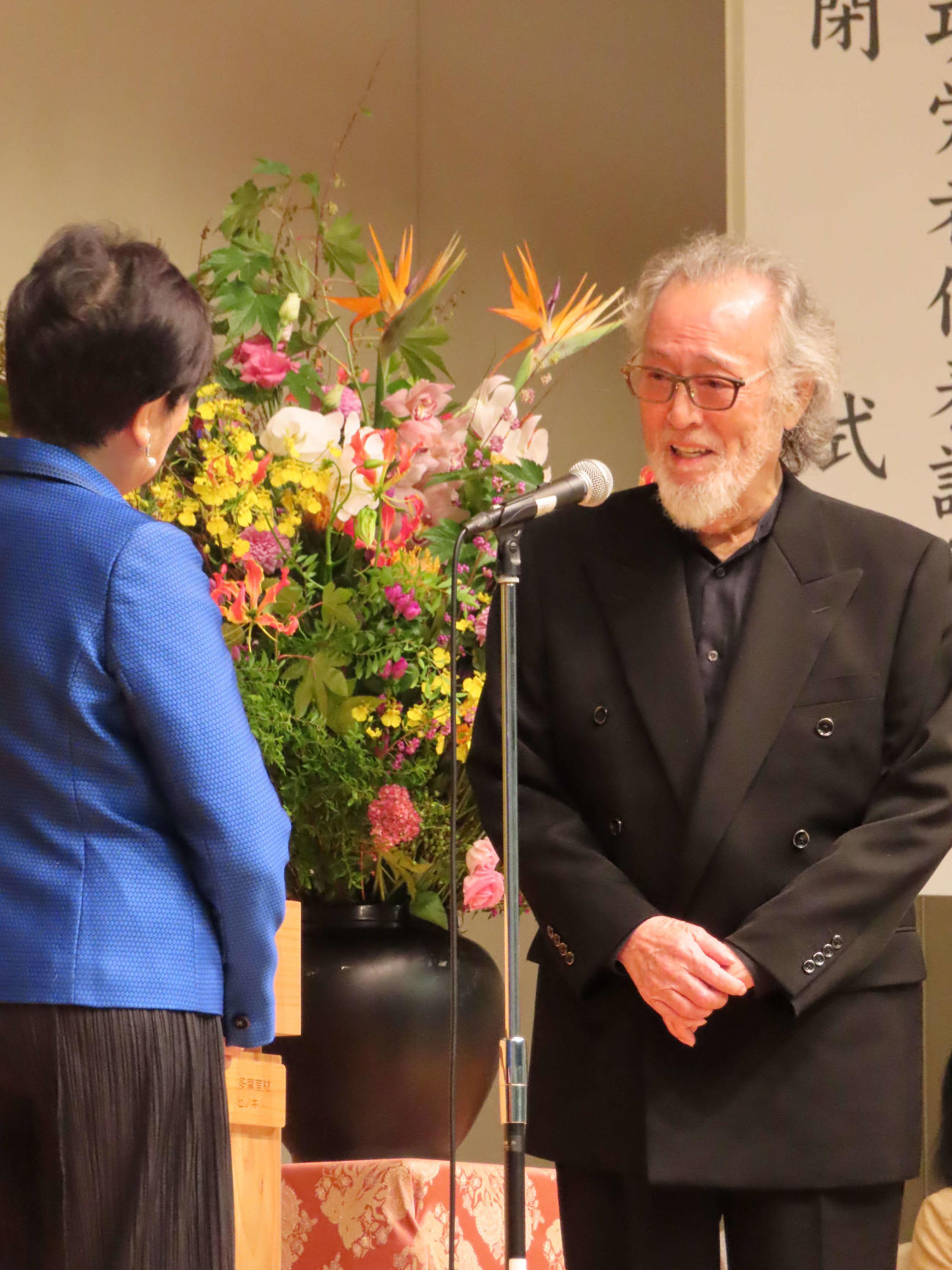 24年、東京都の小池百合子知事を前に、名誉都民顕彰式で謝辞を述べる仲代達矢さん
