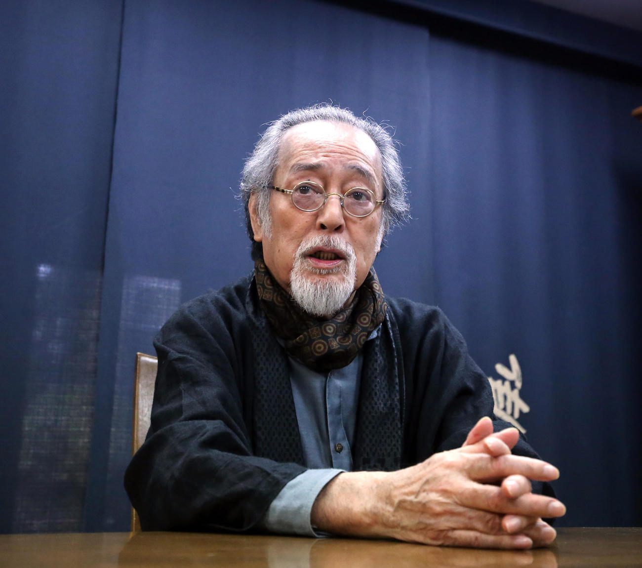 15年、真剣な表情で戦争等について持論を語る仲代達矢さん