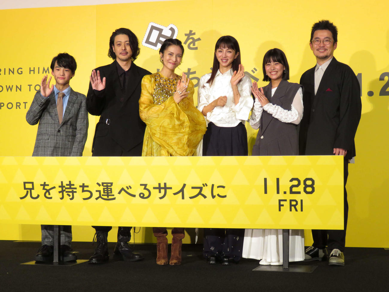 映画「兄を持ち運べるサイズに」プレミア上映会に登壇した、左から味元耀大、オダギリジョー、柴咲コウ、満島ひかり、青山姫乃、中野量太監督（撮影・村上幸将）