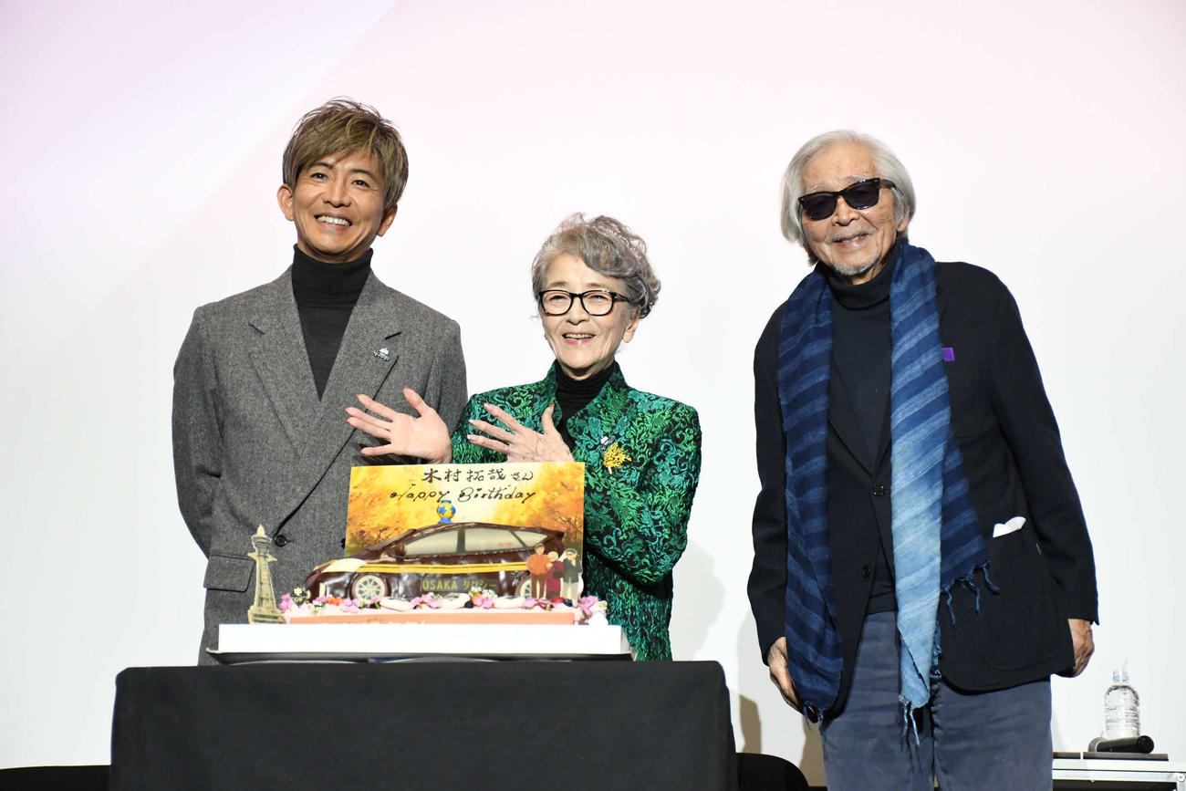 映画「TOKYOタクシー」の舞台あいさつに登壇した、左から、木村拓哉、倍賞千恵子、山田洋次監督（撮影・阪口孝志）