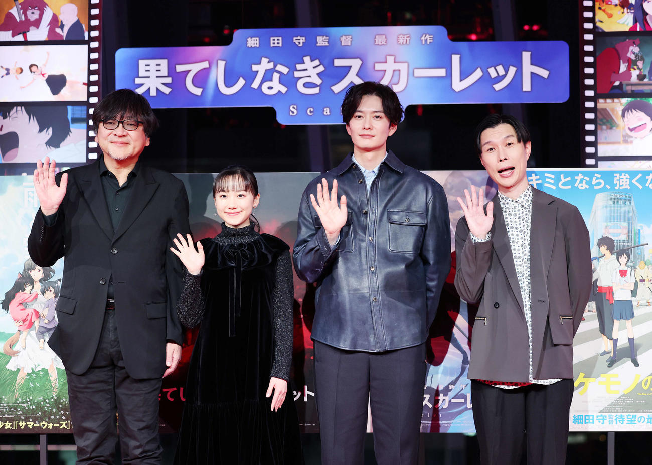写真に納まる、左から細田監督、芦田愛菜、岡田将生、岩井勇気（撮影・鈴木正人）