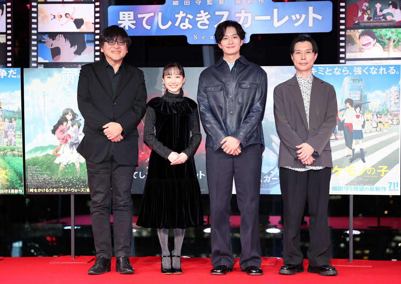 写真に納まる、左から細田監督、芦田愛菜、岡田将生、岩井勇気（撮影・鈴木正人）