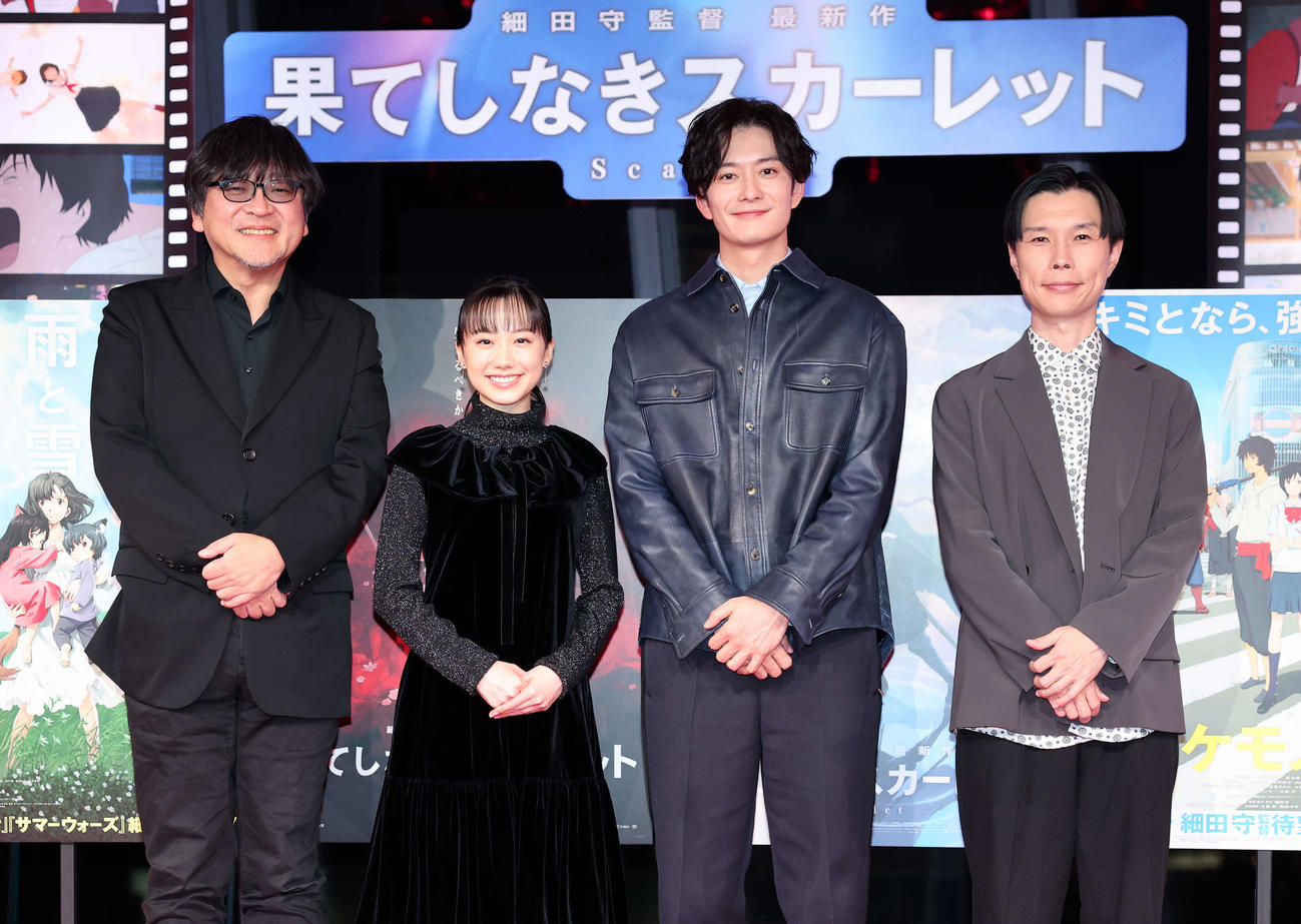 写真に納まる、左から細田監督、芦田愛菜、岡田将生、岩井勇気（撮影・鈴木正人）