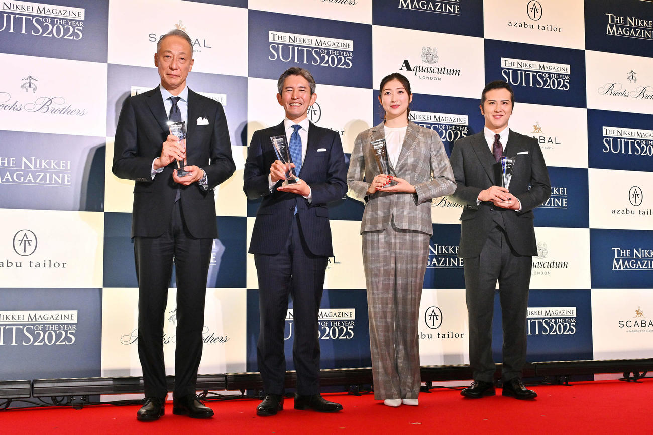 スーツ・オブ・ザ・イヤー2025で記念撮影する、左から東宝株式会社代表取締役社長執行役員松岡宏泰氏、株式会社獺祭代表取締役社長、4代目蔵元桜井一宏氏、池江璃花子、尾上松也（撮影・滝沢徹郎）