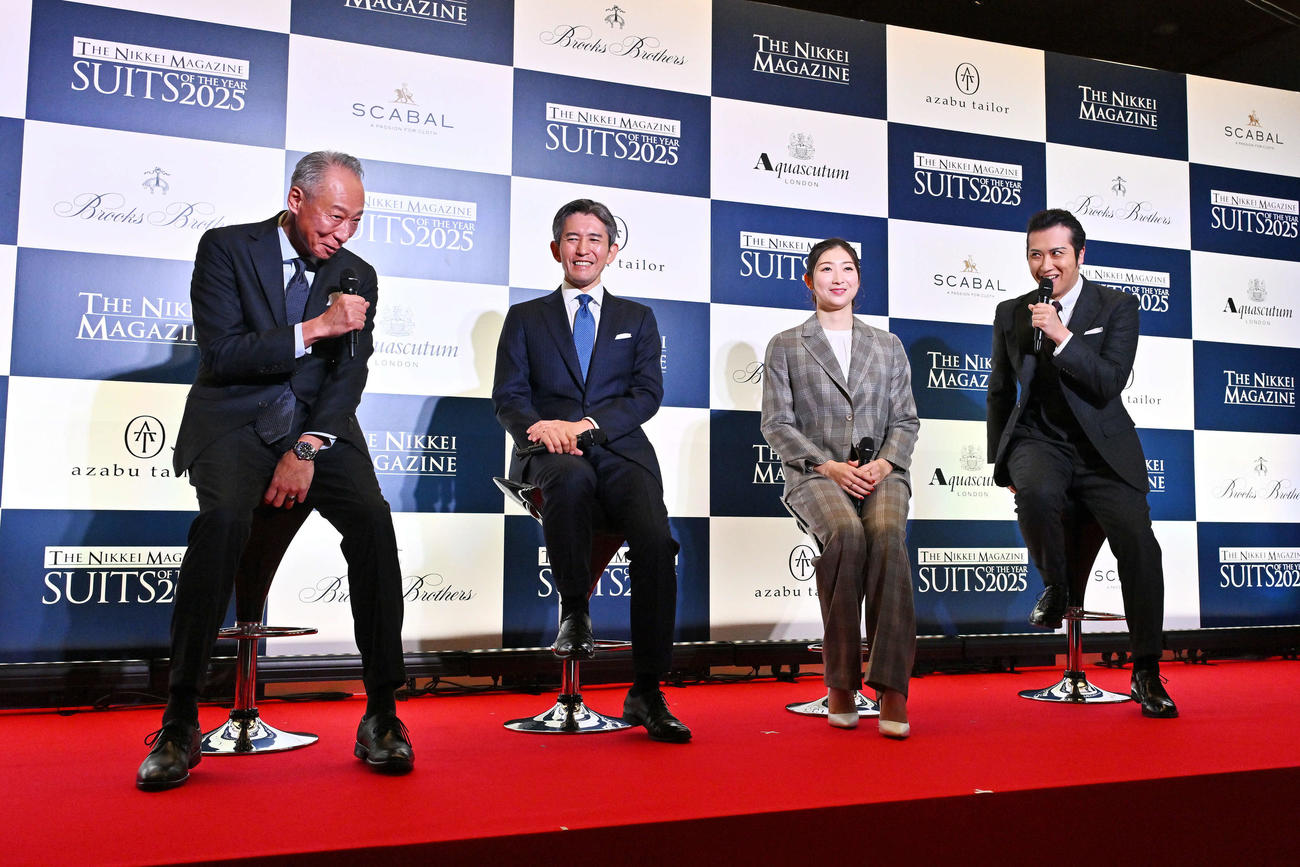 スーツ・オブ・ザ・イヤー2025でトークする、左から東宝株式会社代表取締役社長執行役員松岡宏泰氏、株式会社獺祭代表取締役社長、4代目蔵元桜井一宏氏、池江璃花子、尾上松也（撮影・滝沢徹郎）