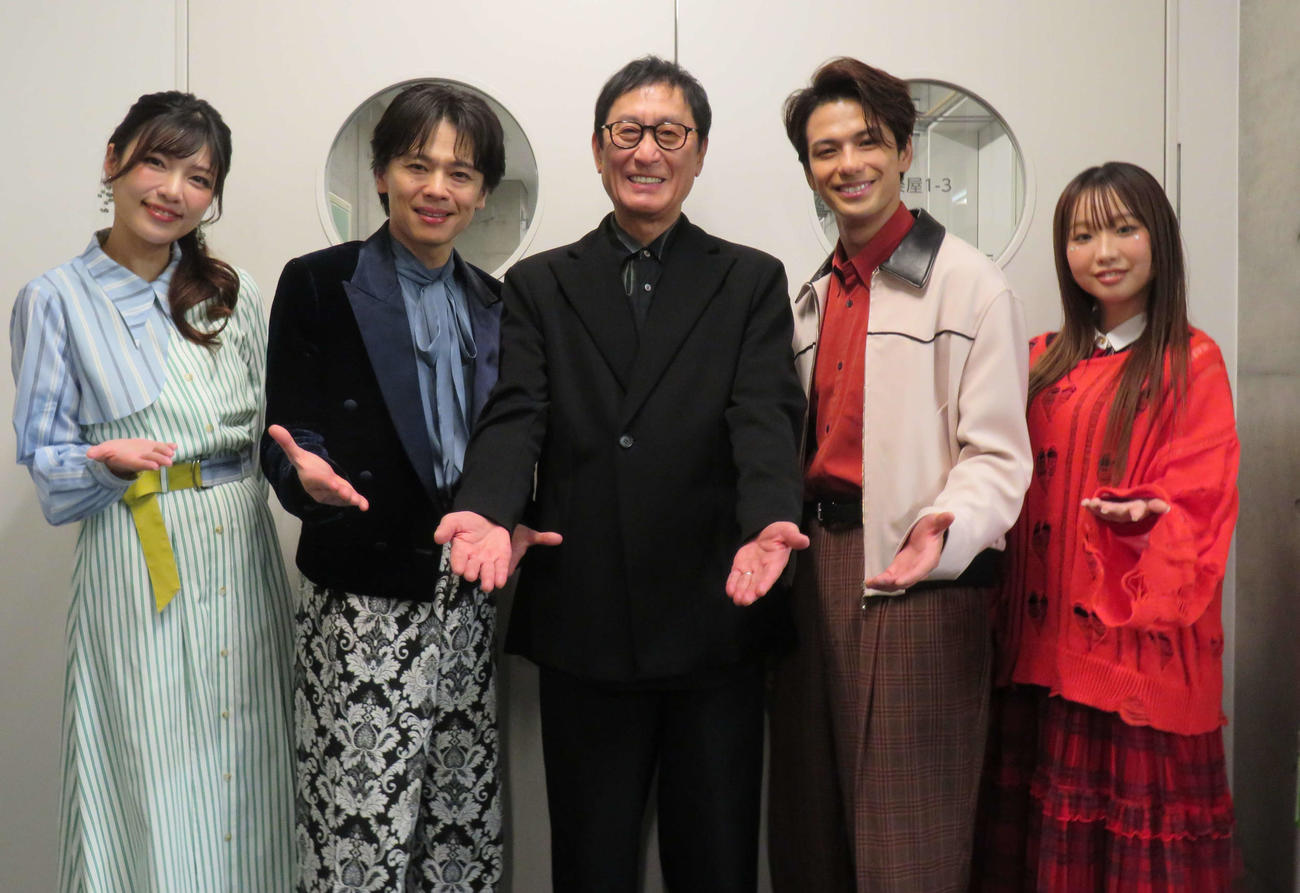 シティーポップの名曲を集めたライブ「City Pop Live」を開催した、左から福田未来、中川晃教、武部聡志氏、森崎ウィン、荒井麻珠