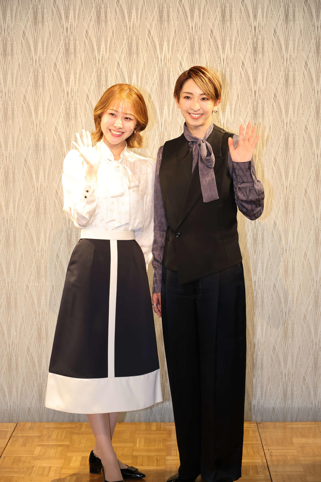 会見に登場した桜木みなと（右）と春乃さくら