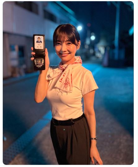 ボディーラインが浮き出る白Tシャツ姿の倉科カナ（ドラマ「コーチ」の公式Xから）