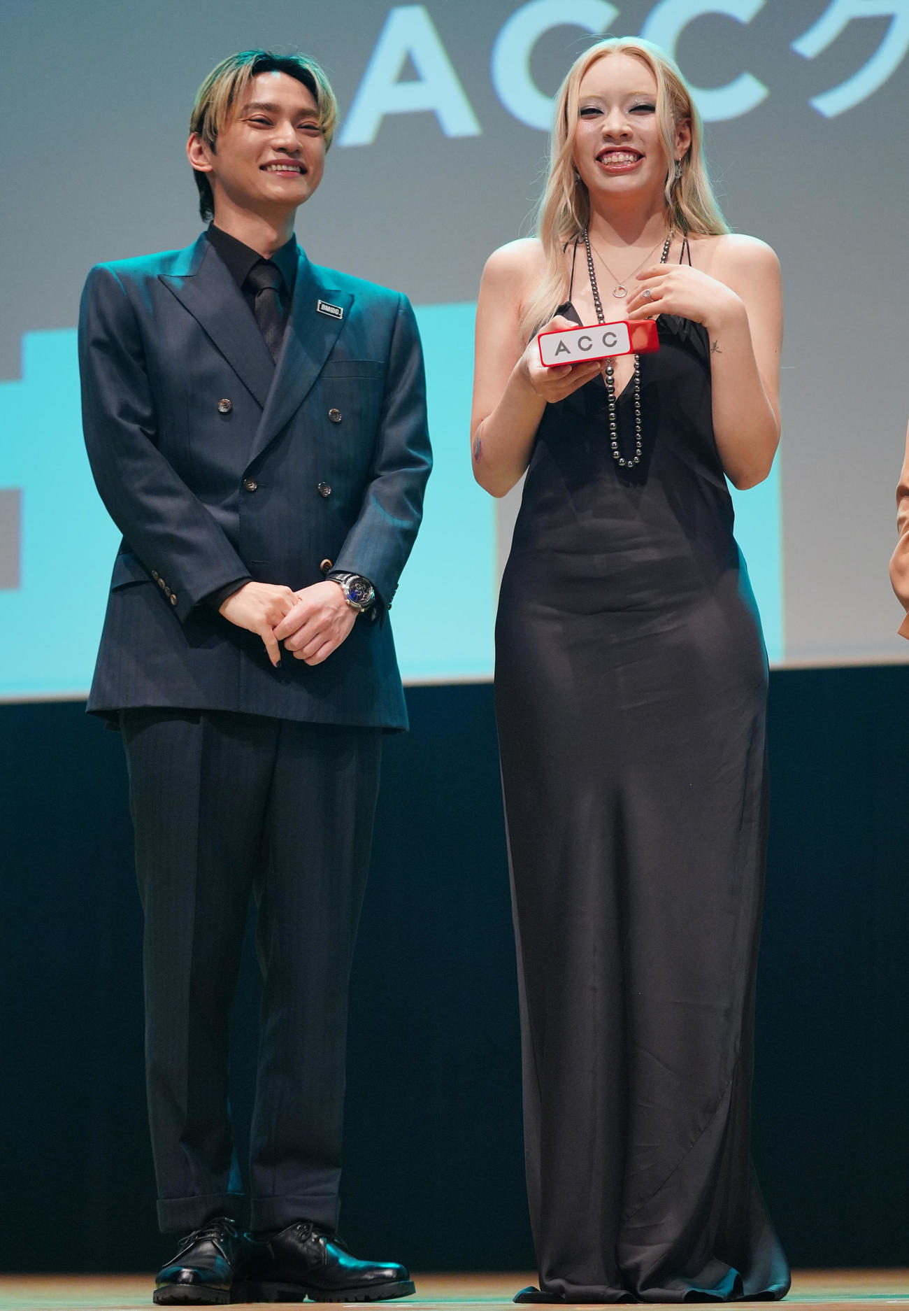 「2025 65th ACC TOKYO CREATIVITY AWARDS」贈賞式で笑顔を見せるちゃんみな（右）とSKY－HI（撮影・垰建太）