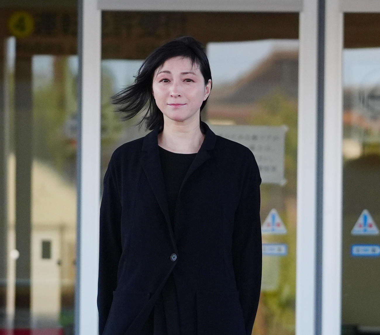 2025年4月　釈放され、警察署を出る広末涼子