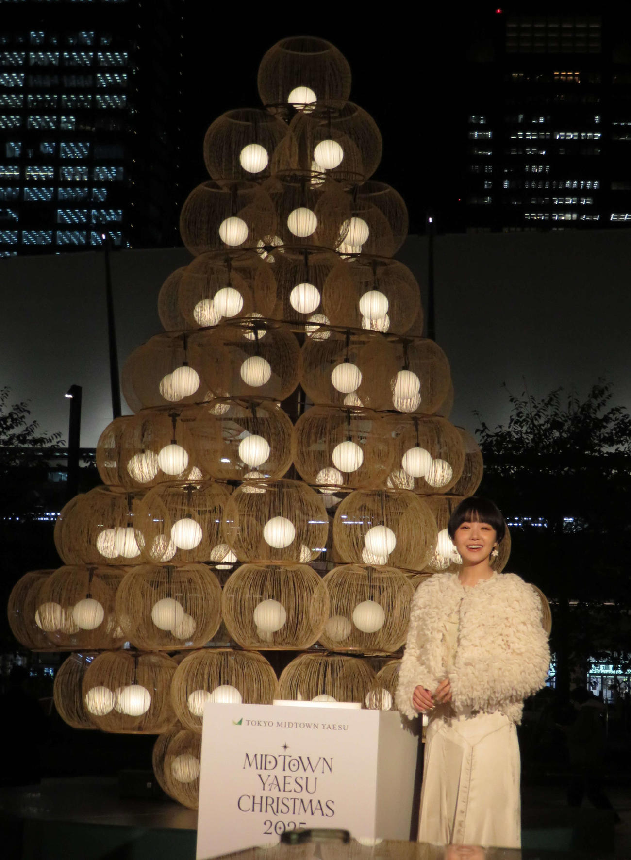東京ミッドタウン八重洲でクリスマスツリーの点灯式を行った奈緒
