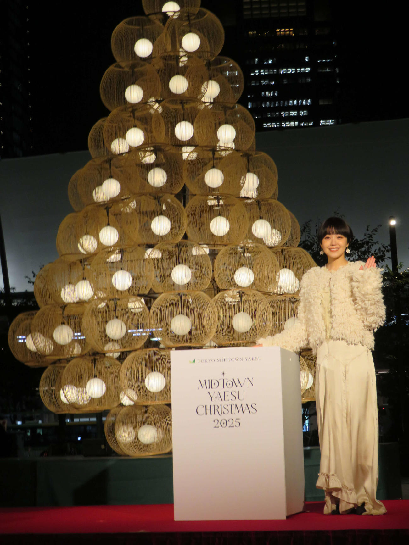 東京ミッドタウン八重洲でクリスマスツリーの点灯式を行った奈緒