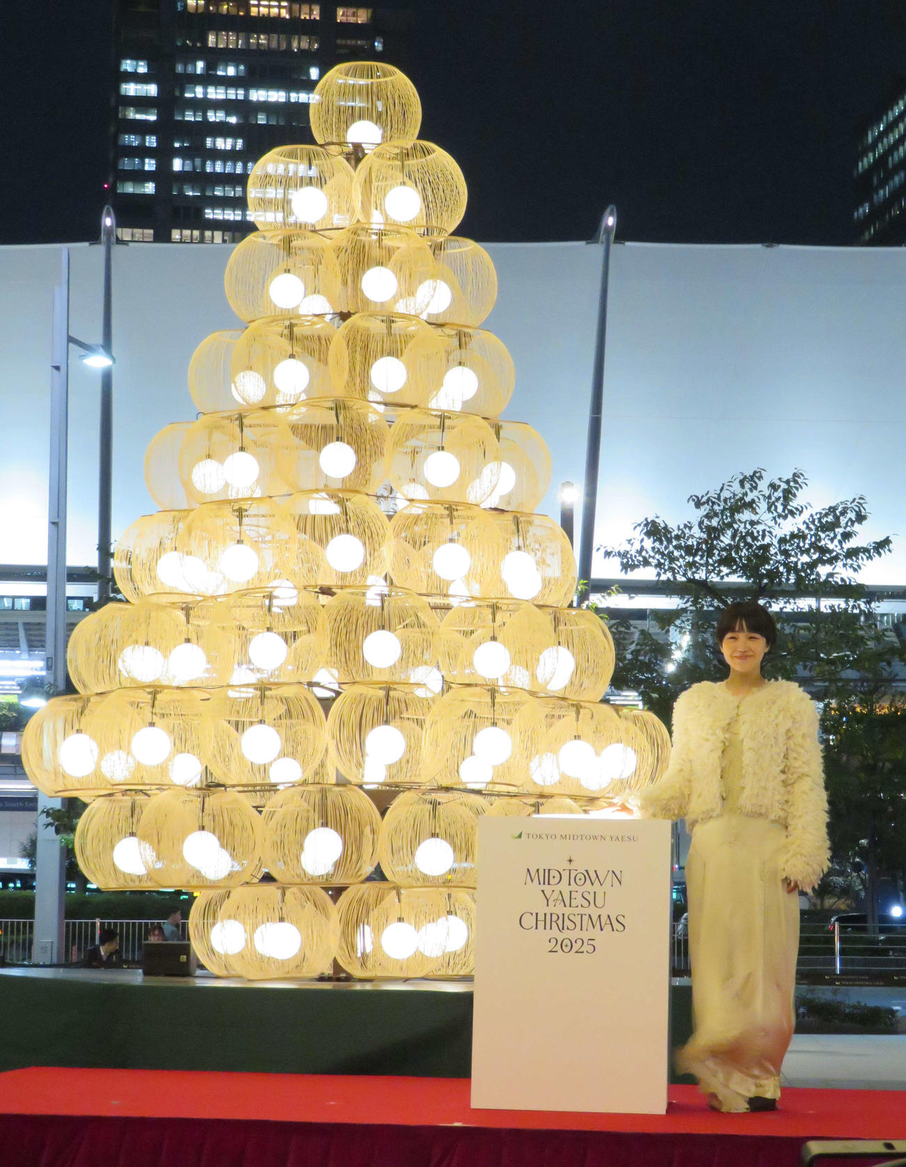 東京ミッドタウン八重洲でクリスマスツリーの点灯式を行った奈緒