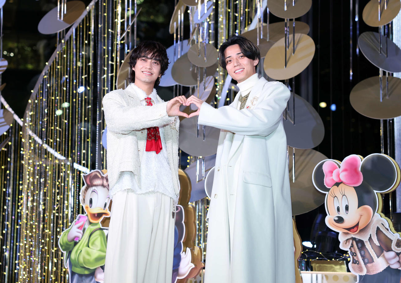 点灯式で写真に納まる高橋海人（左）と永瀬廉（撮影・鈴木正人）