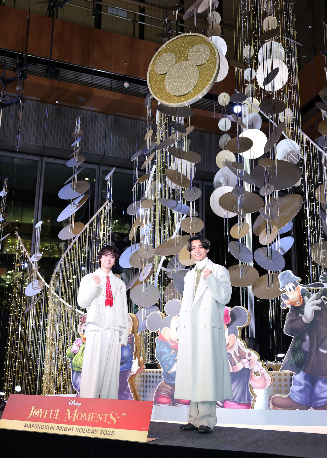 点灯式で写真に納まる高橋海人（左）と永瀬廉（撮影・鈴木正人）