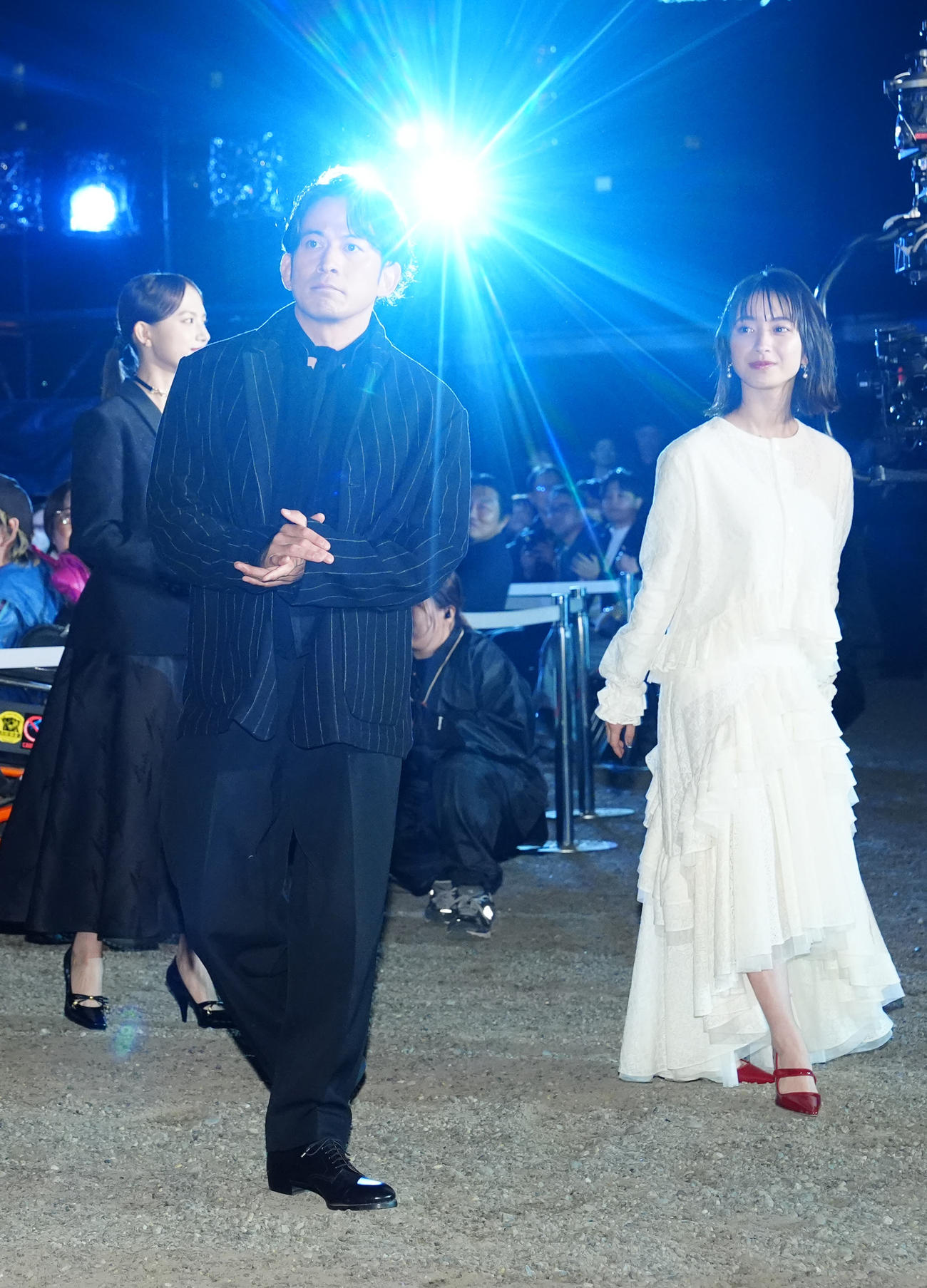 Netflixシリーズ「イクサガミ」戦神祭に臨み、引き揚げる岡田准一（左）と藤﨑ゆみあ（撮影・江口和貴）