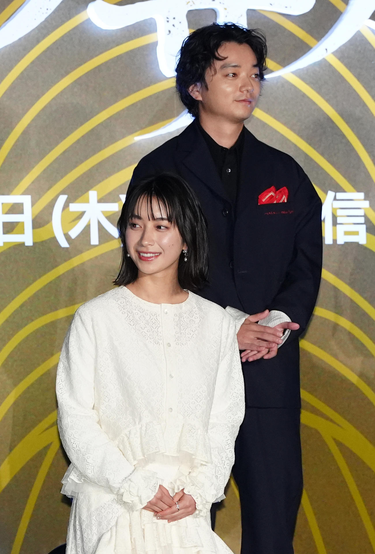 Netflixシリーズ「イクサガミ」戦神祭で登壇する藤﨑ゆみあ（手前）と染谷将太（撮影・江口和貴）