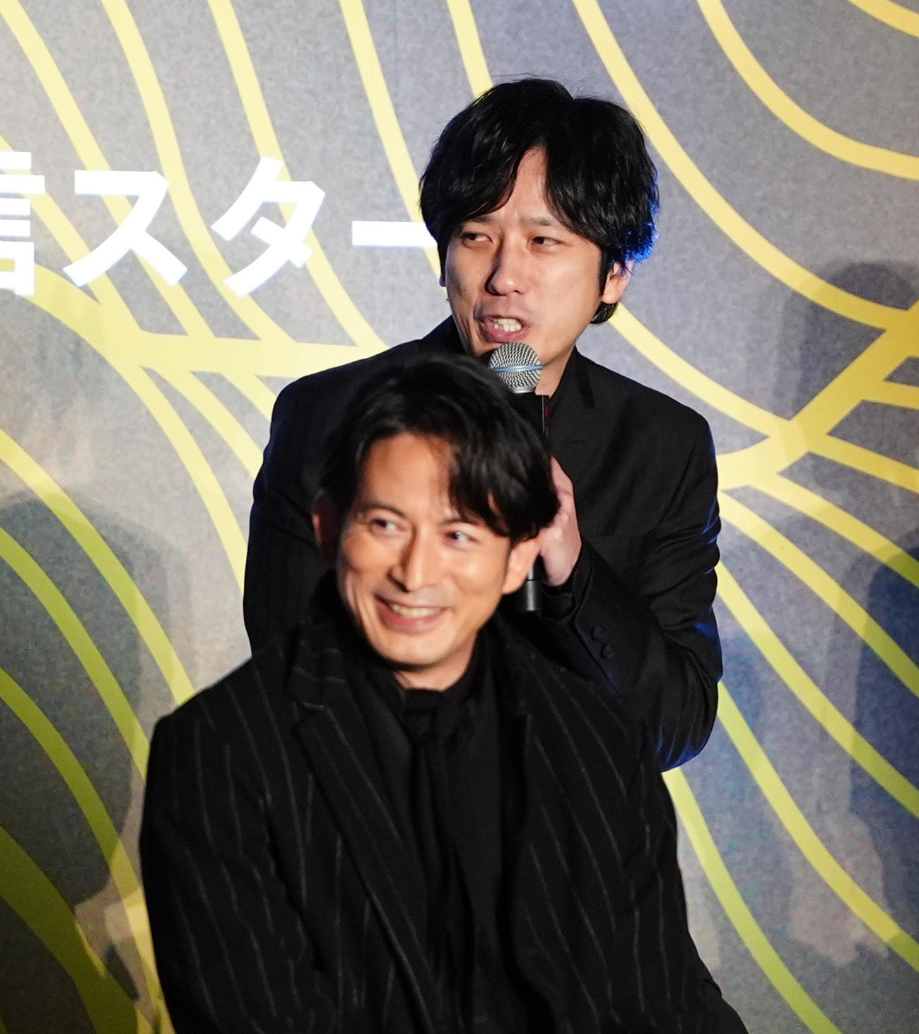 Netflixシリーズ「イクサガミ」戦神祭であいさつする二宮和也（後方）。手前は岡田准一（撮影・江口和貴）