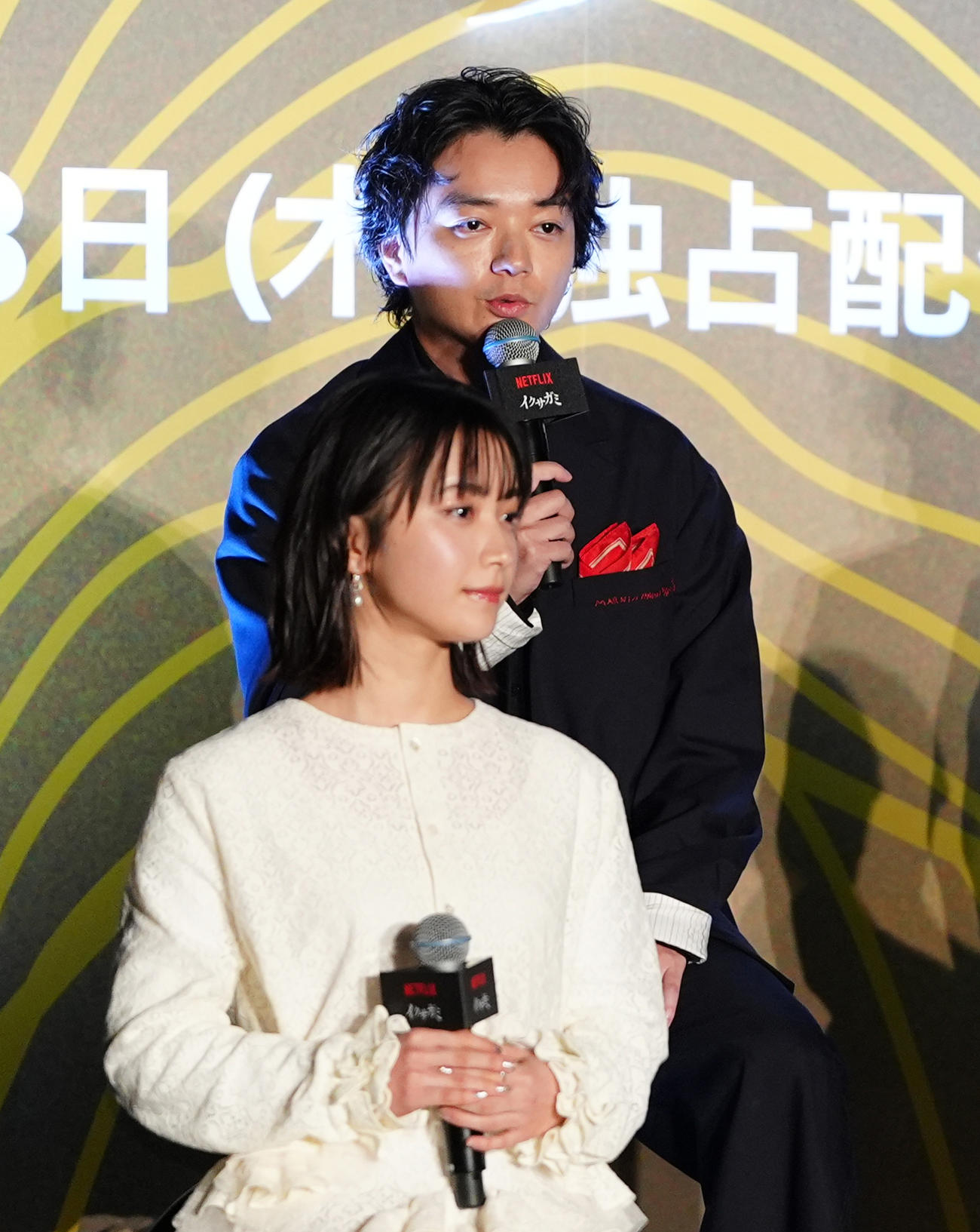 Netflixシリーズ「イクサガミ」戦神祭であいさつする染谷将太（後方）。手前は藤﨑ゆみあ（撮影・江口和貴）
