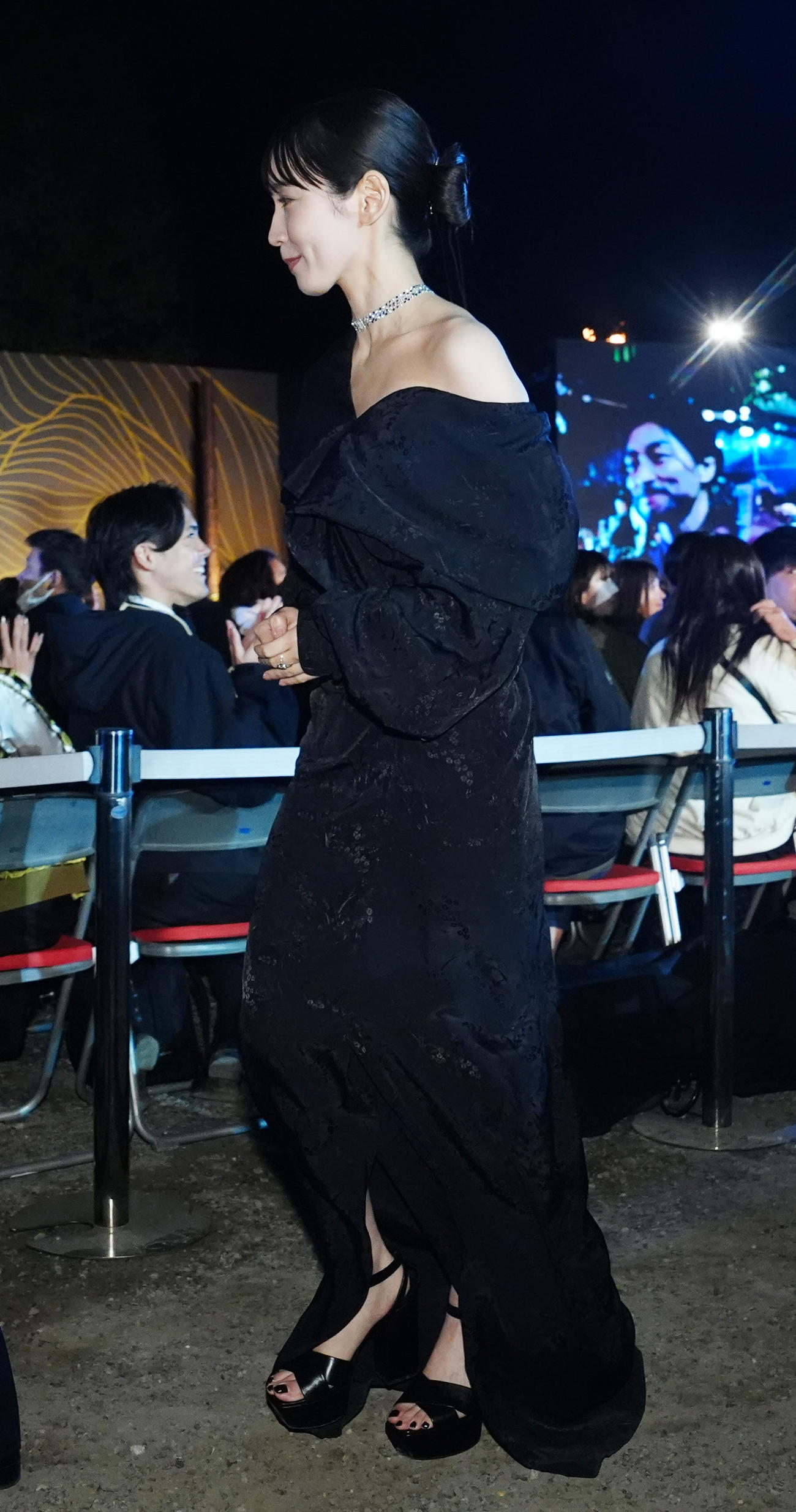 Netflixシリーズ「イクサガミ」戦神祭に臨み、引き揚げる吉岡里帆（撮影・江口和貴）