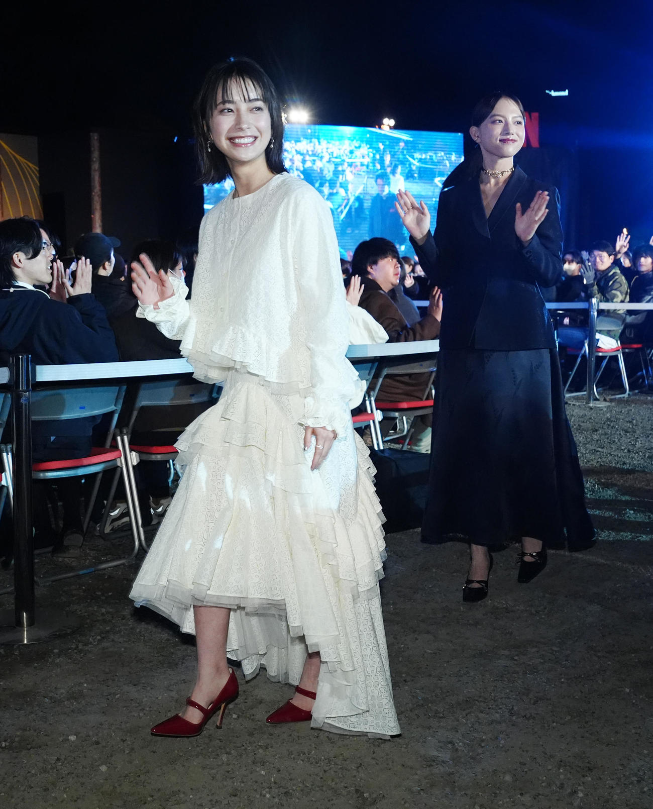 Netflixシリーズ「イクサガミ」戦神祭に臨み、引き揚げる藤﨑ゆみあ（左）と清原果耶（撮影・江口和貴）