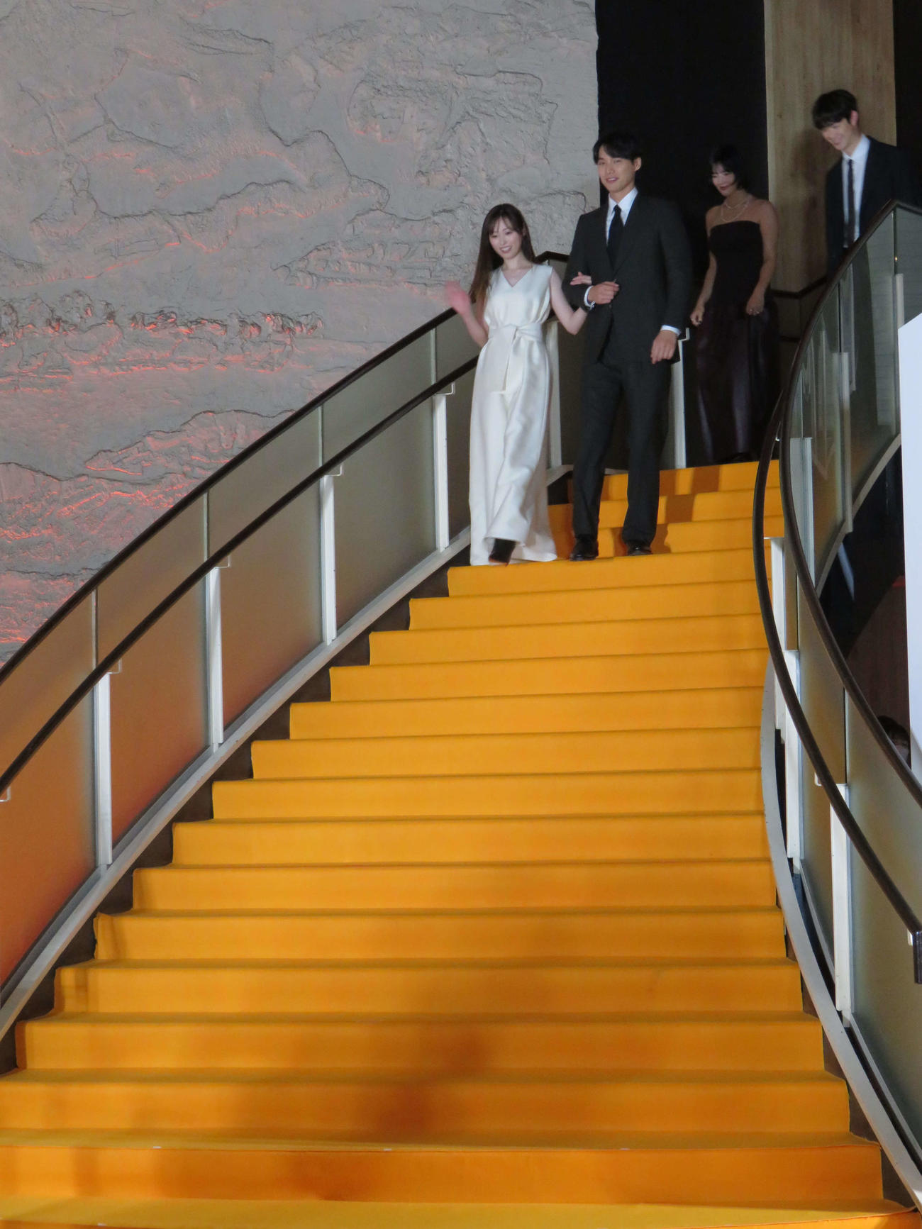 映画「楓」ジャパンプレミアで手をつないで階段を降りる福原遥と福士蒼汰（撮影・村上幸将）