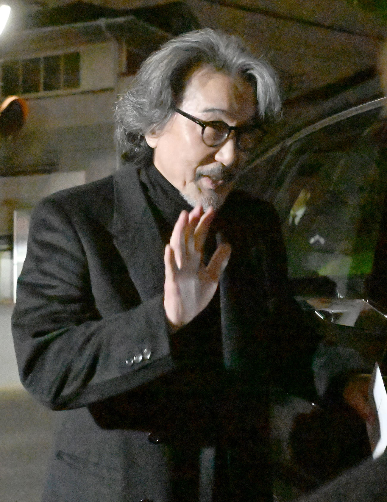 弔問を終え、引き揚げる役所広司（撮影・千葉一成）