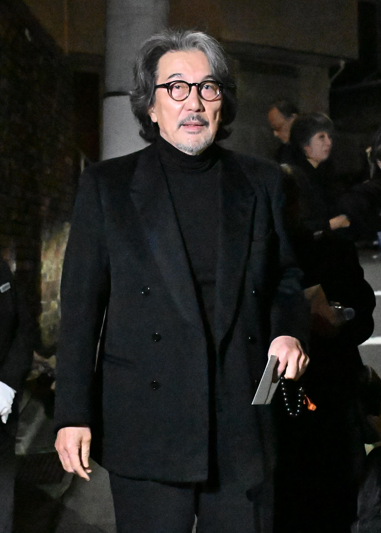 弔問を終え、引き揚げる役所広司（撮影・千葉一成）