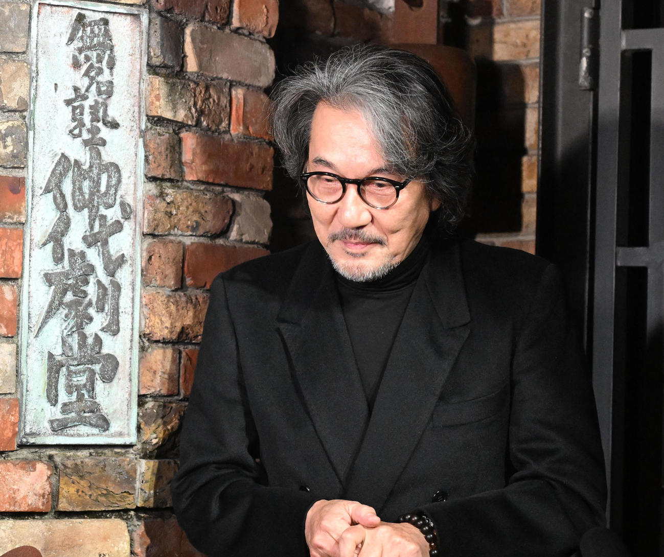 沈痛な面持ちで取材に応じる役所広司（撮影・千葉一成）
