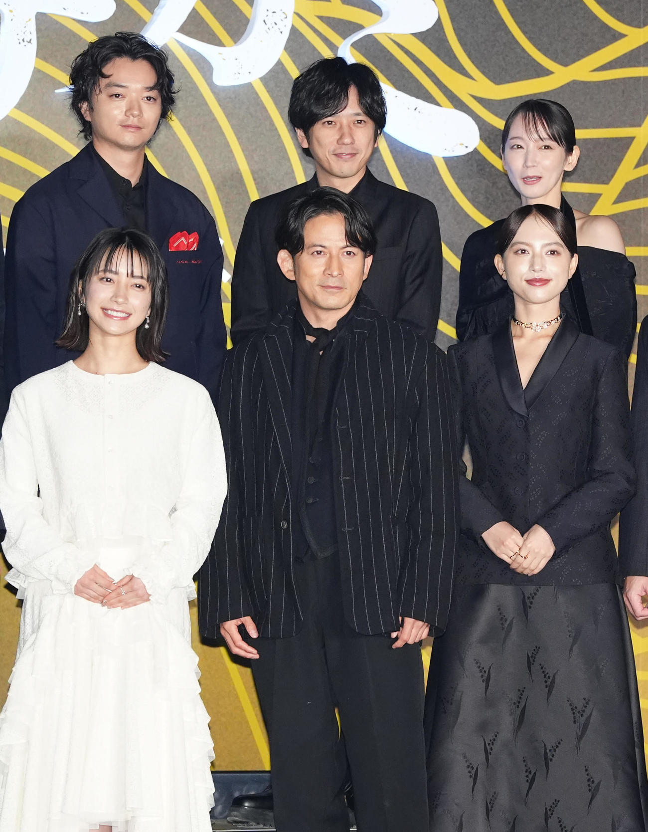 Netflixシリーズ「イクサガミ」戦神祭で写真に納まる岡田准一（前列中央）ら。同左は藤﨑ゆみあ、同右は清原果耶、後列左から染谷将太、二宮和也、吉岡里帆（撮影・江口和貴）