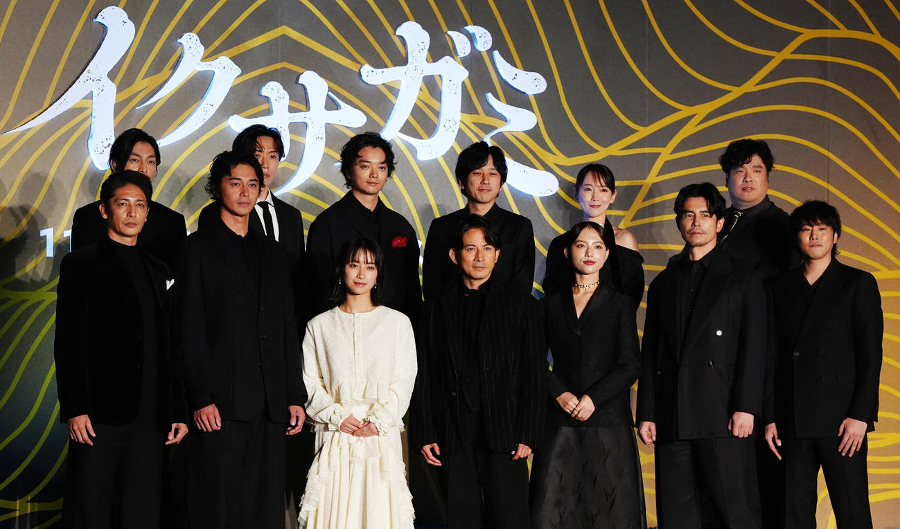Netflixシリーズ「イクサガミ」戦神祭で写真に納まる岡田准一（前列中央）ら。前列左から玉木宏、東出昌大、藤﨑ゆみあ、1人おいて清原果耶、伊藤英明、藤井道人監督、後列左から遠藤雄弥、早乙女太一、染谷将太、二宮和也、吉岡里帆、岡崎体育（撮影・江口和貴）