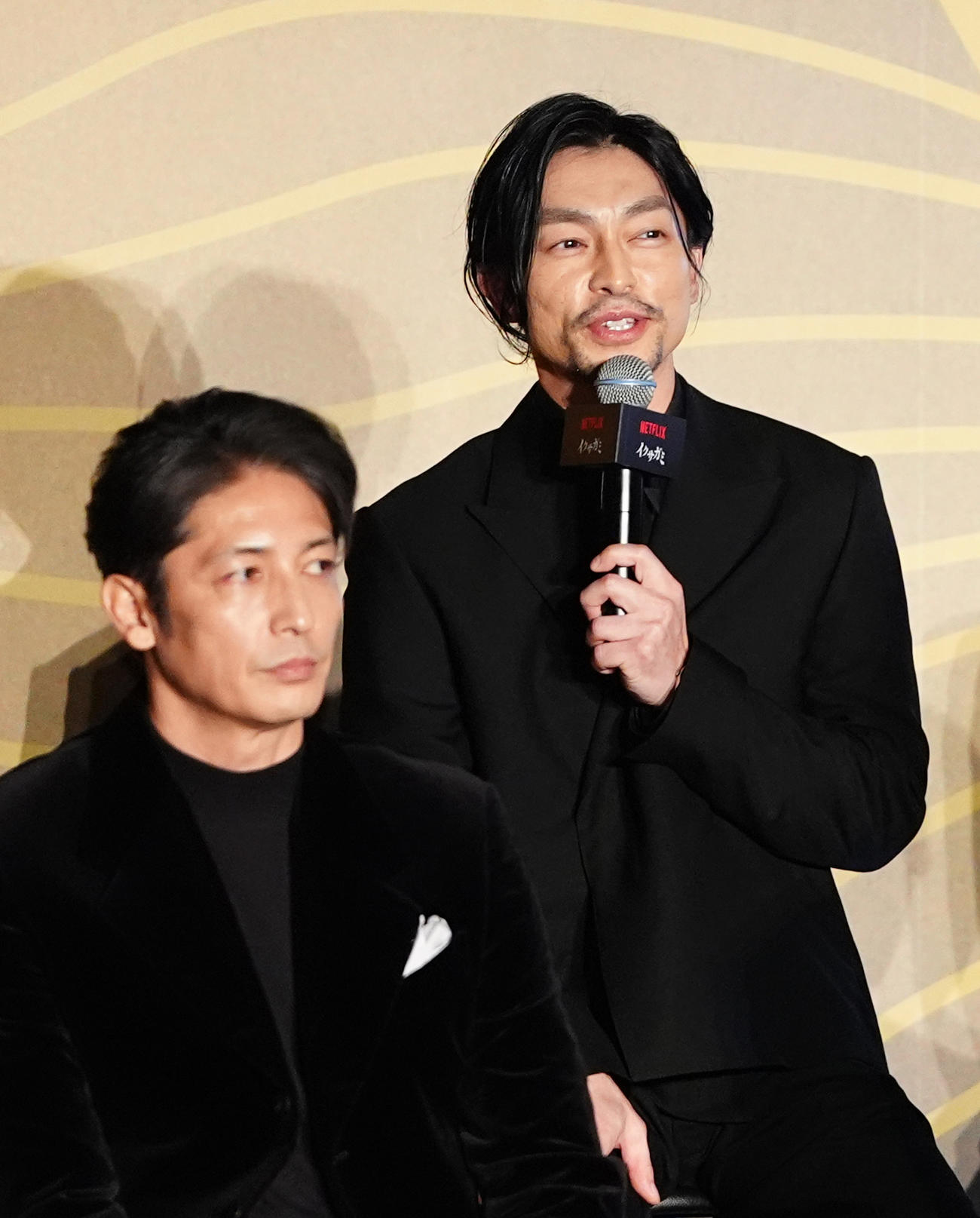 Netflixシリーズ「イクサガミ」戦神祭であいさつする遠藤雄弥（後方）。手前は玉木宏（撮影・江口和貴）