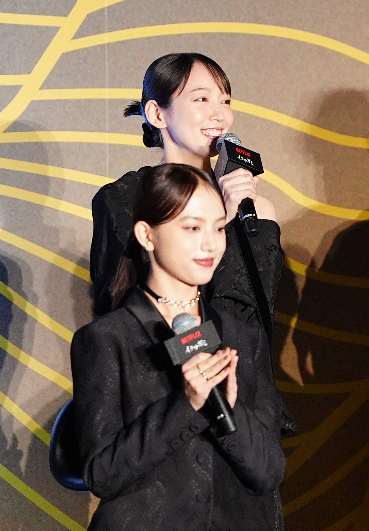 Netflixシリーズ「イクサガミ」戦神祭であいさつする吉岡里帆（後方）。手前は清原果耶（撮影・江口和貴）