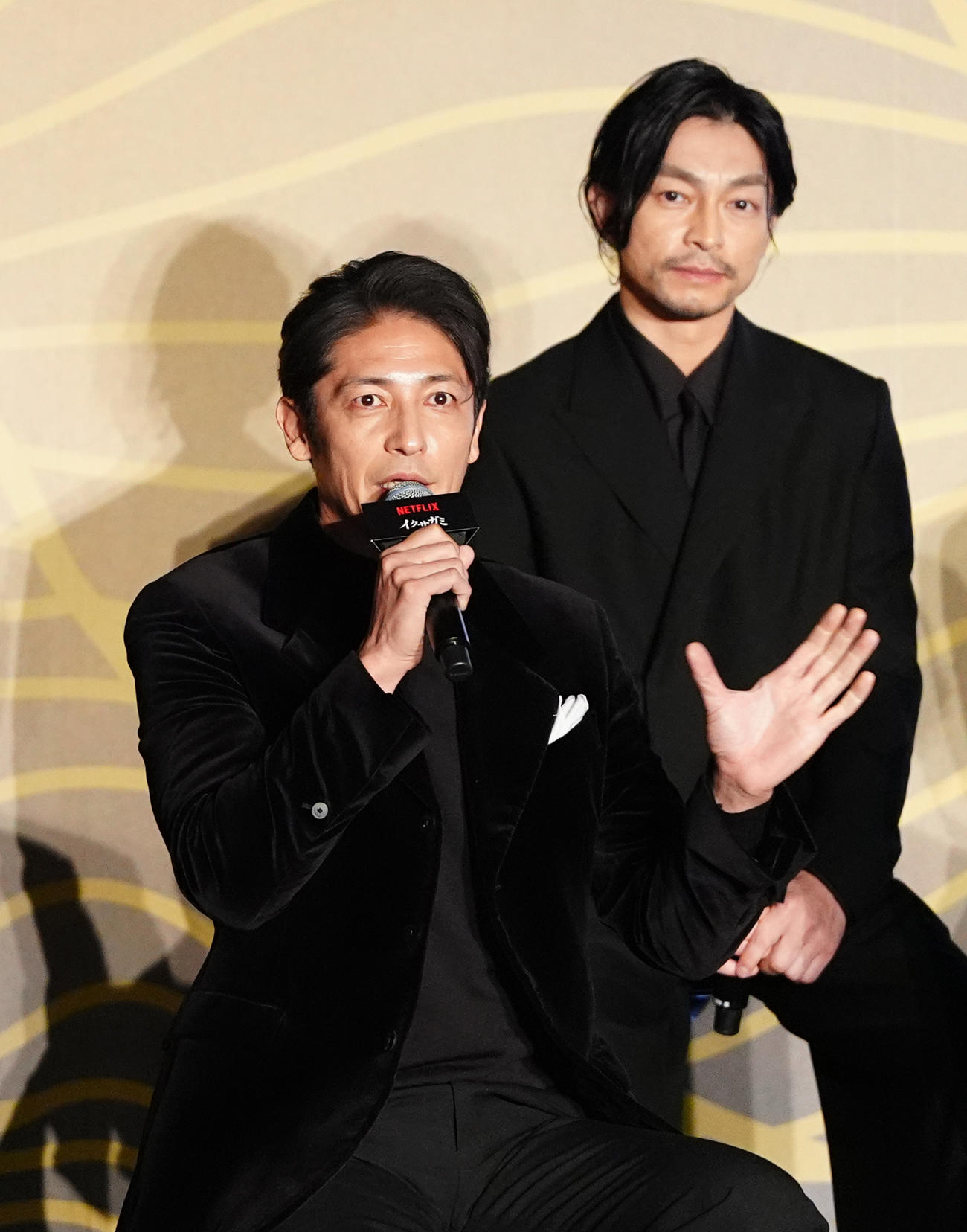 Netflixシリーズ「イクサガミ」戦神祭であいさつする玉木宏。後方は遠藤雄弥（撮影・江口和貴）