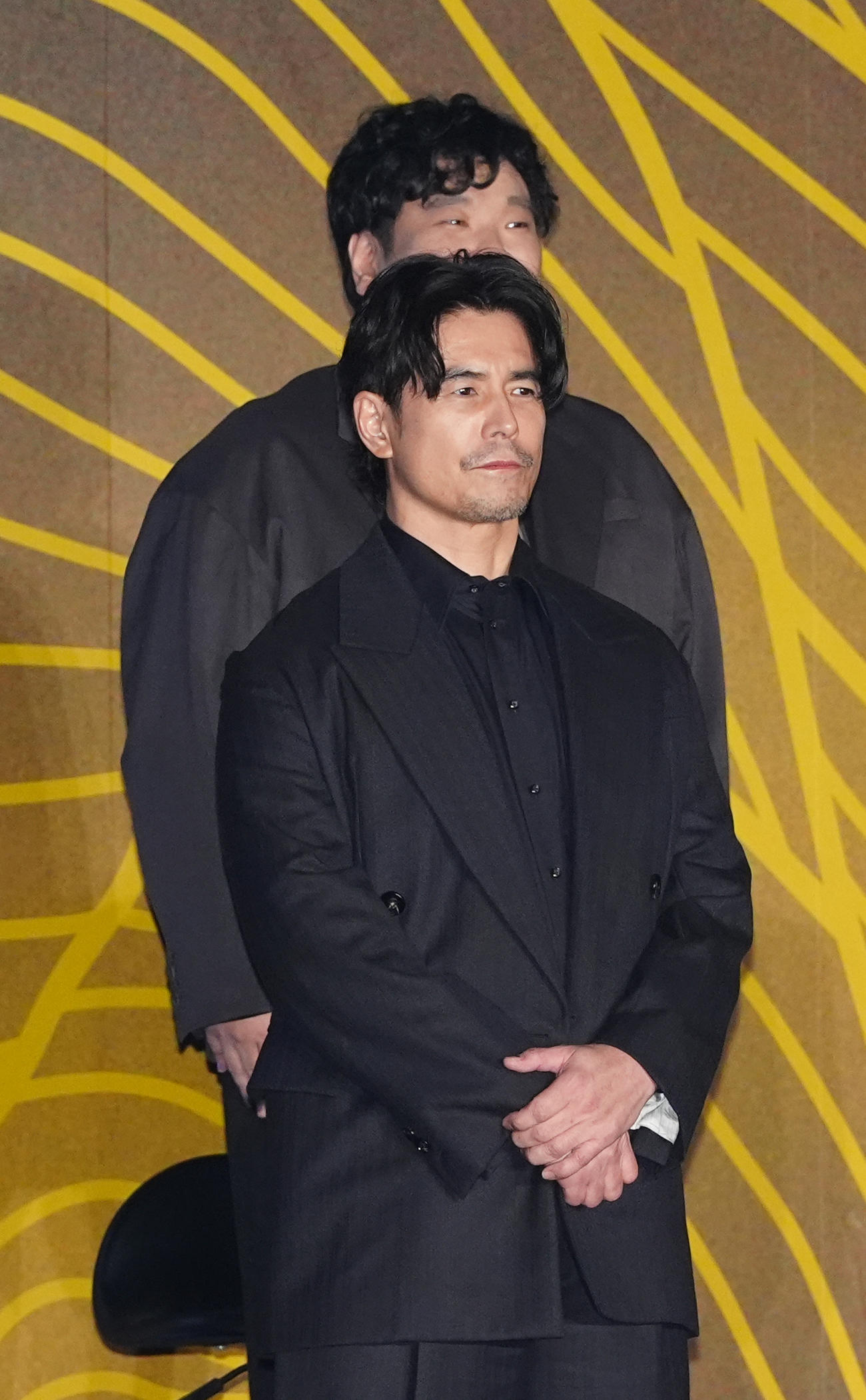 Netflixシリーズ「イクサガミ」戦神祭で登壇する伊藤英明（手前）と岡崎体育（撮影・江口和貴）