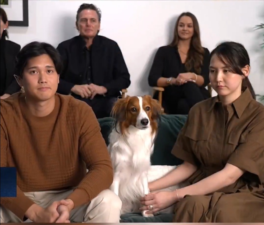 MVPを受賞した直後の大谷翔平と真美子夫人とデコピン（MLB公式Xから）