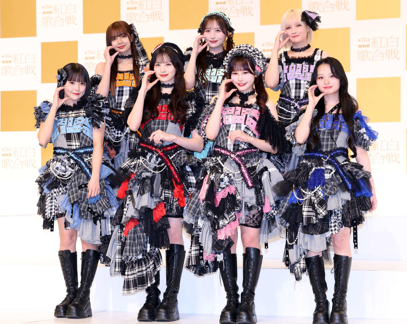 第76回NHK紅白歌合戦出場歌手発表会見に登場しポーズをとるCANDY TUNE（撮影・浅見桂子）