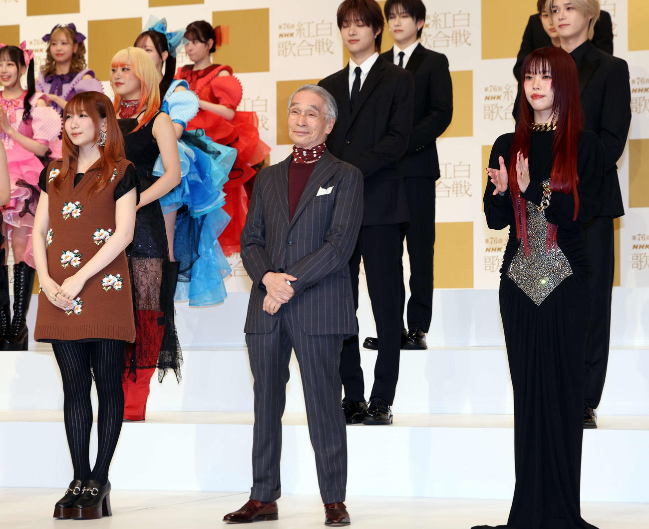 第76回NHK紅白歌合戦出場歌手発表会見に登場した前列左から幾田りら、堺正章、アイナ・ジ・エンド（撮影・浅見桂子）