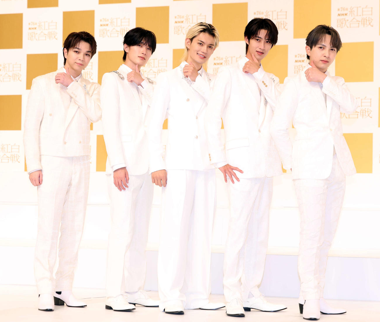 第76回NHK紅白歌合戦出場歌手発表会見に登場しポーズを決めるMILK（撮影・浅見桂子）