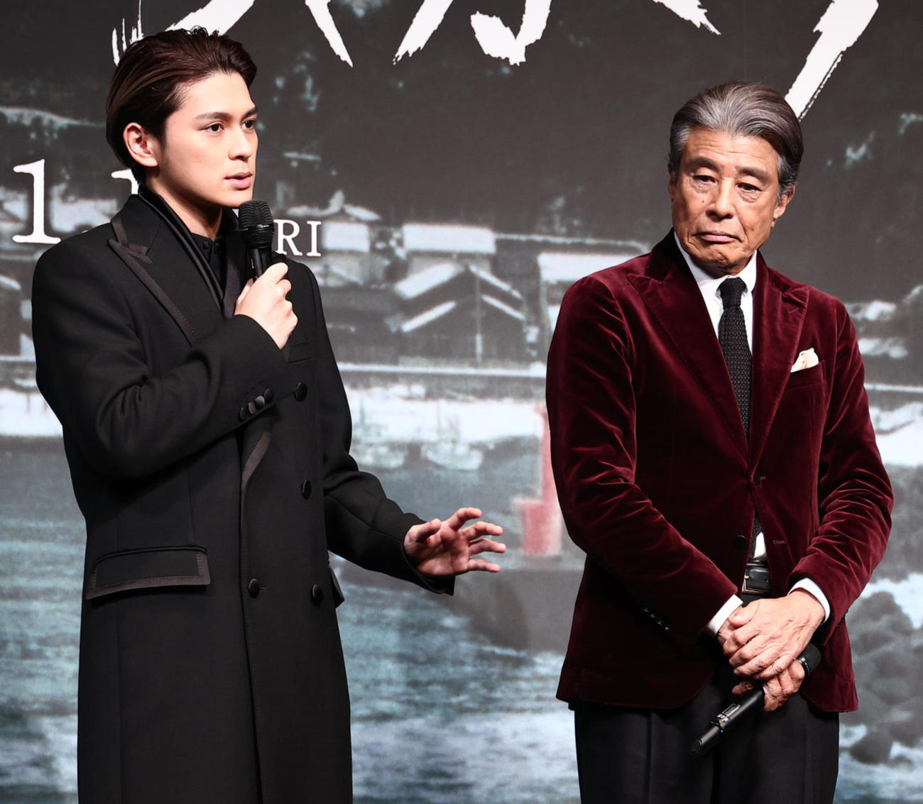 左から眞栄田郷敦、舘ひろし（2025年10月撮影）