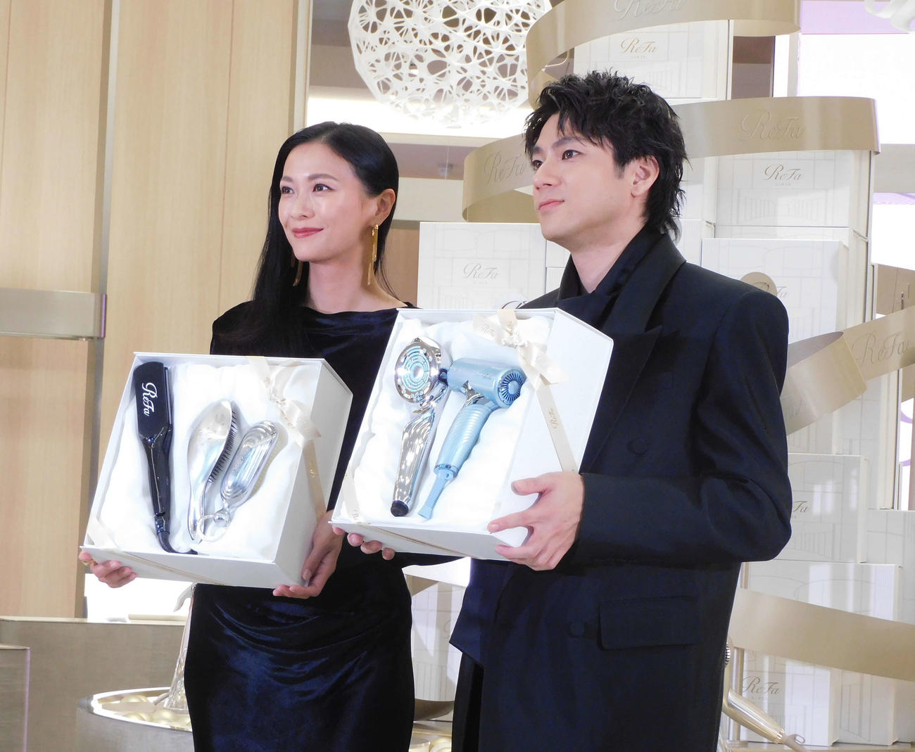 「ReFa GINZA」オープニングセレモニーに出席した栄倉奈々（左）と山田裕貴（右）（撮影・寺本吏輝）