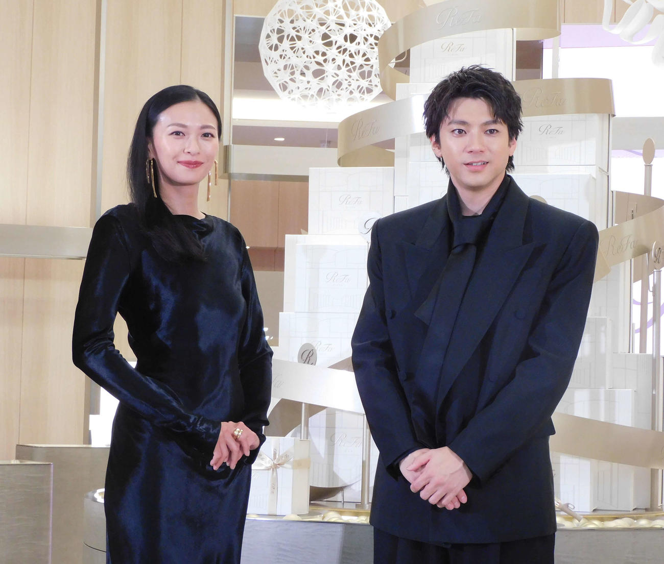 「ReFa GINZA」オープニングセレモニーに出席した栄倉奈々（左）と山田裕貴（右）（撮影・寺本吏輝）