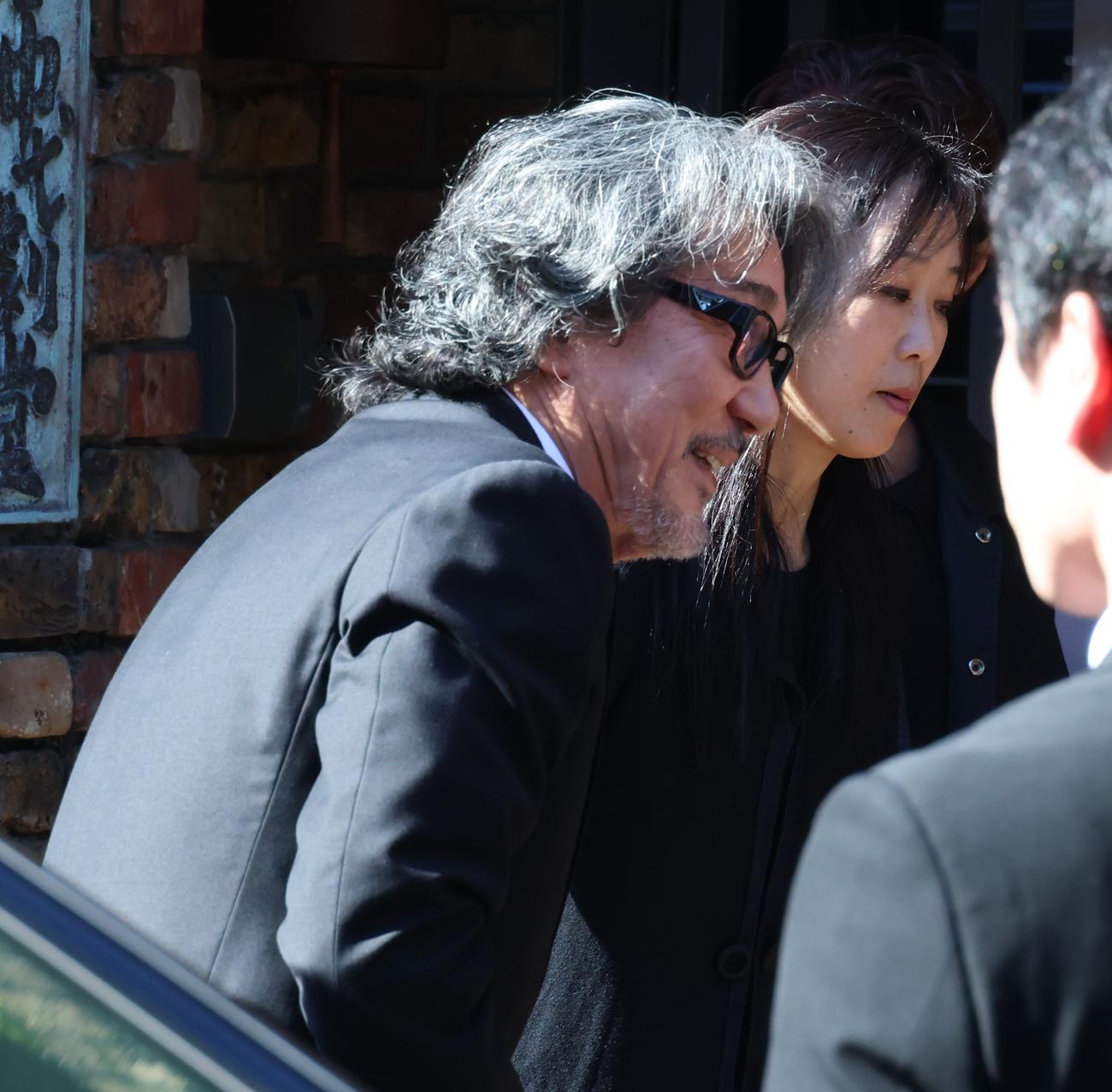仲代達矢さんの告別式に訪れた役所広司（撮影・中島郁夫）
