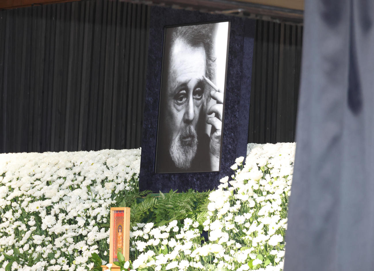 仲代達矢さんの自宅兼稽古場「無名塾」に飾られた遺影と祭壇（撮影・中島郁夫）