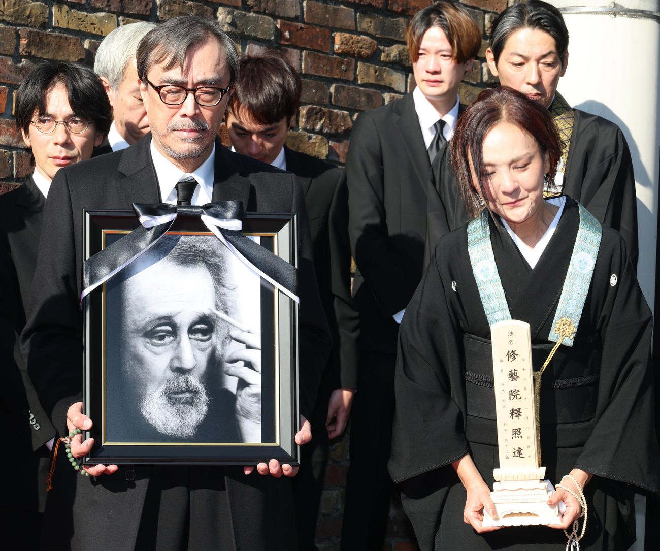 仲代達矢さんの遺影を抱く益岡徹（左）と喪主の奈緒さん（撮影・中島郁夫）