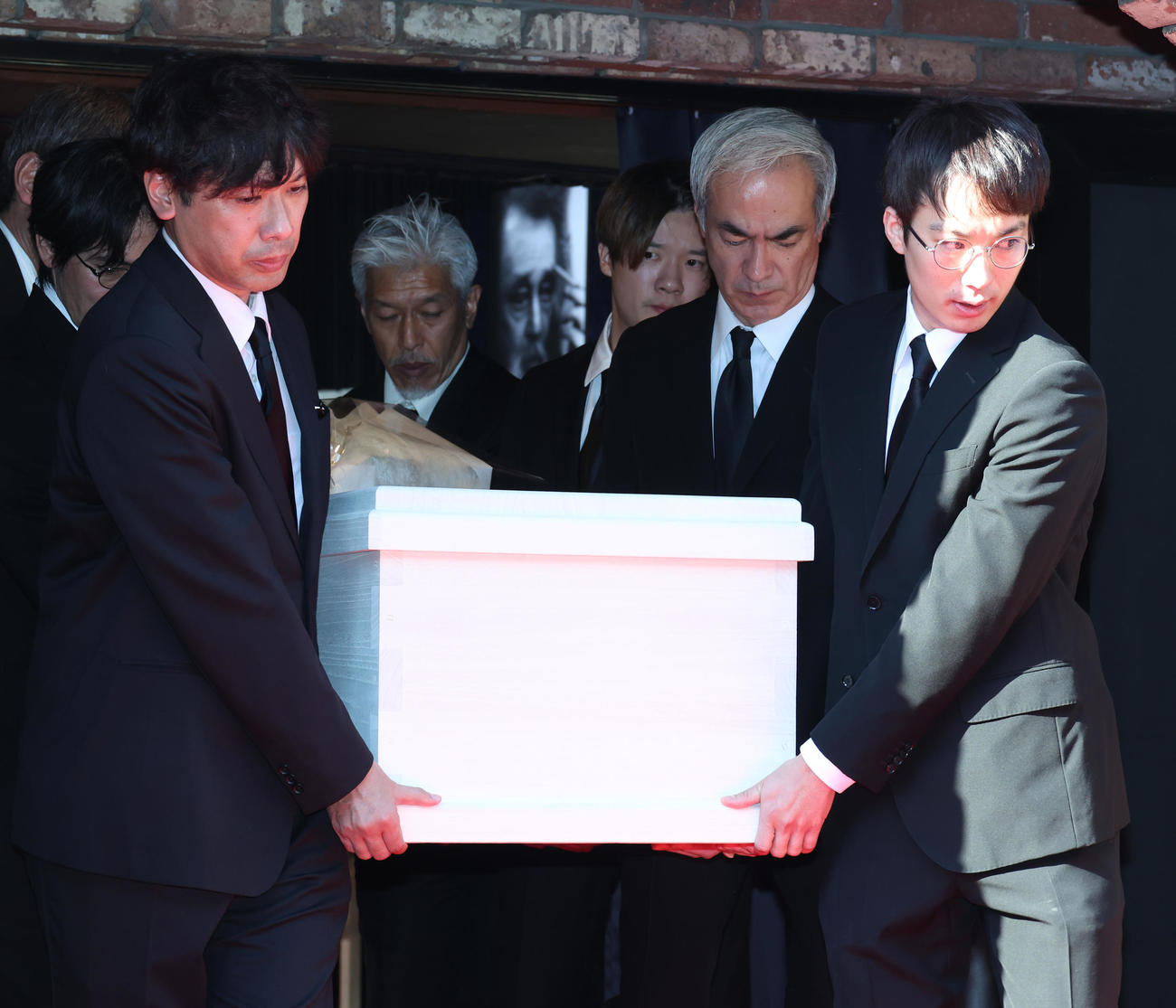 関係者に運ばれる仲代達矢さんの棺（撮影・中島郁夫）