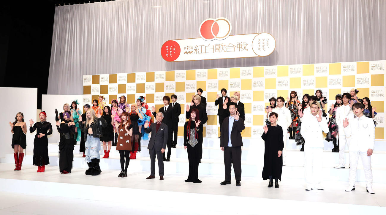 第76回NHK紅白歌合戦出場歌手発表会見に登場した堺正章（中央）ら（撮影・浅見桂子）