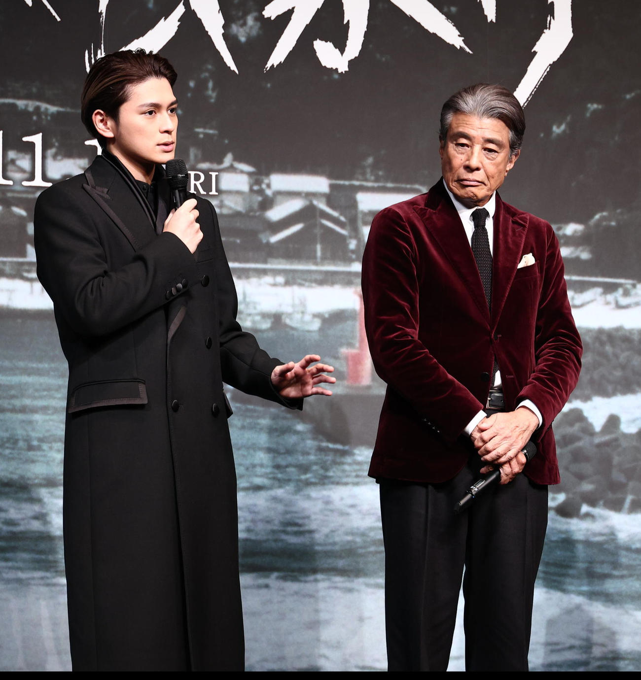 左から眞栄田郷敦、舘ひろし（2025年10月撮影）