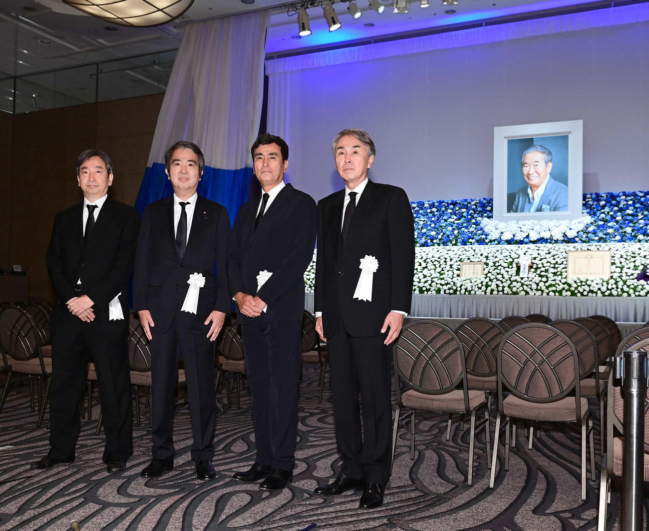 父の遺影が飾られた祭壇を背に囲み会見に臨む、右から長男で元自民党幹事長の石原伸晃氏、次男でタレントの石原良純、三男で自民党の衆議院議員・石原宏高氏、四男で画家の石原延啓氏（2022年6月撮影）