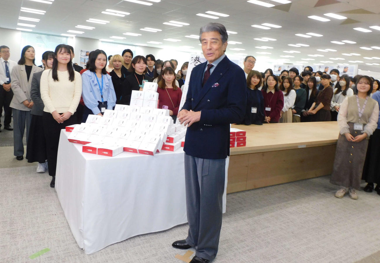 おはぎを用意した舘ひろし（撮影・寺本吏輝）